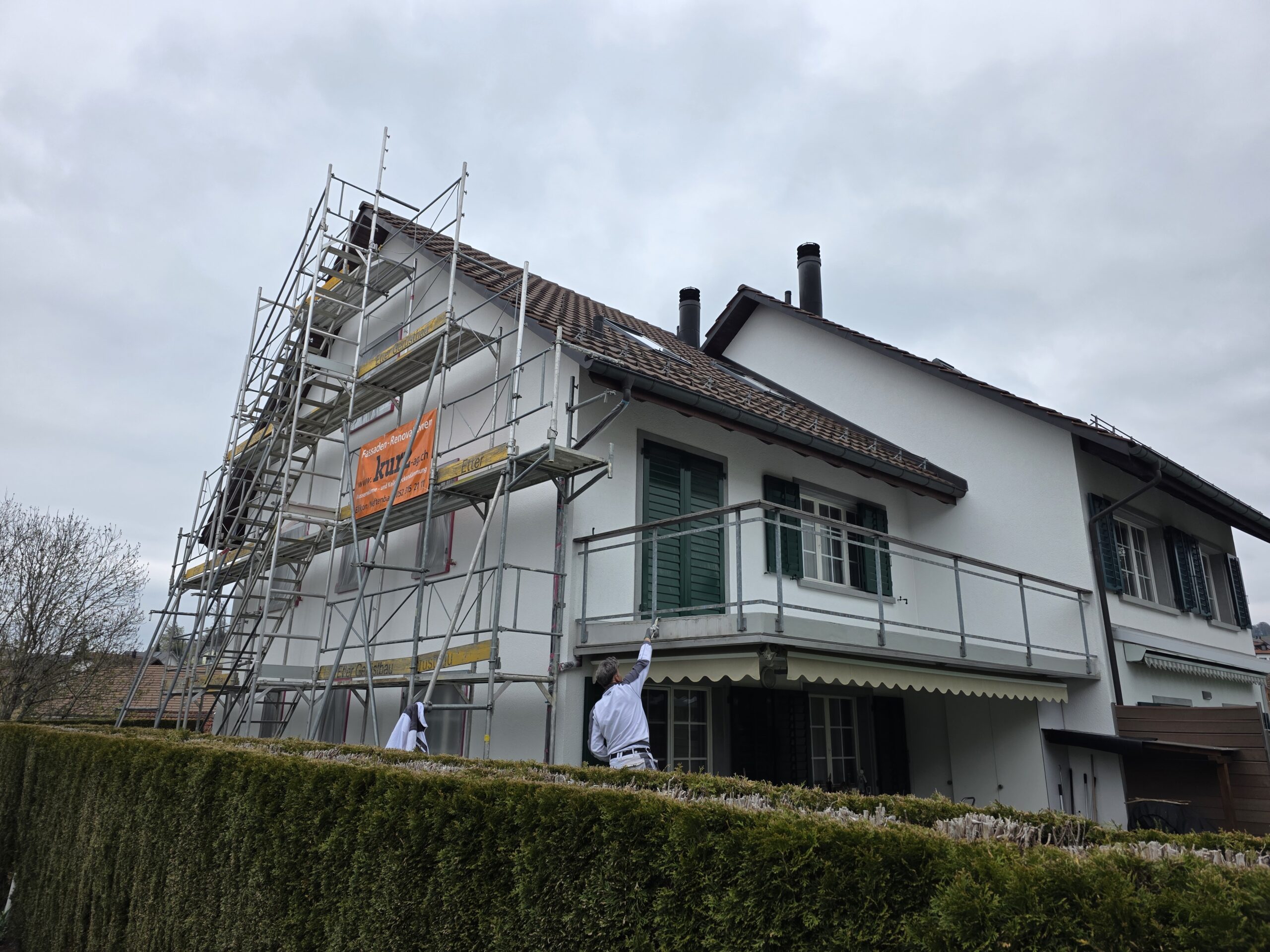 Reparatur-und Malerarbeiten in Hittnau. Balkonboden streichen und malen. Reinigungsarbeiten an der Fassade. Malerarbeiten an der Fassade