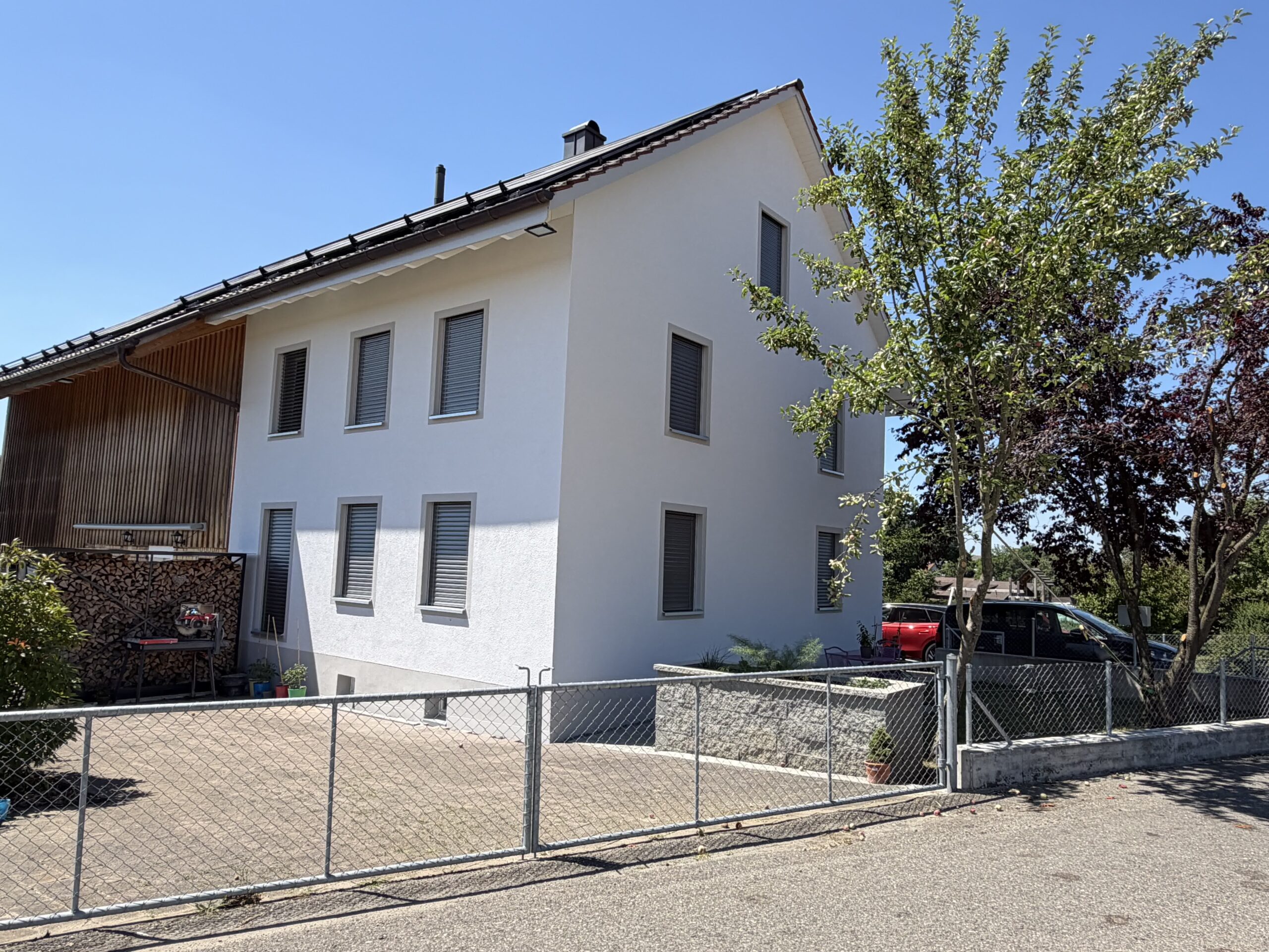 Fertig erstellte Aussenwärmedämmung und Malerarbeiten in Buch bei Uesslingen