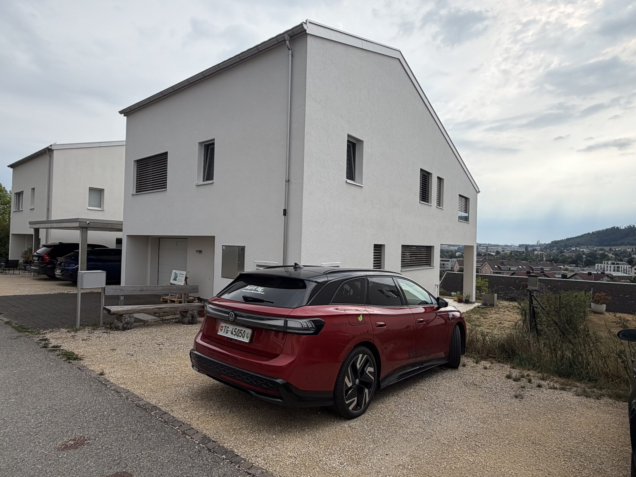 fertig erstellte Fassade in Sirnach. Malerarbeiten Reparaturen Rissesanierung